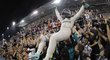 Nico Rosberg si užívá oslavy po zisku titulu mistra světa ve formuli 1