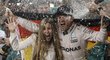Nico Rosberg ve víru oslav se svojí manželkou