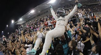 Rosberg je šampionem F1. I vítězství bylo pro Hamiltona v Abú Zabí málo