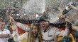 Nico Rosberg ve víru oslav se svojí manželkou