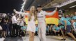 Nico Rosberg a jeho manželka se radují s německou vlajkou
