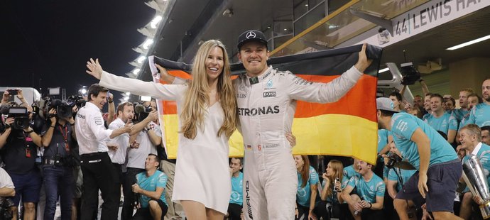Nico Rosberg a jeho manželka se radují s německou vlajkou