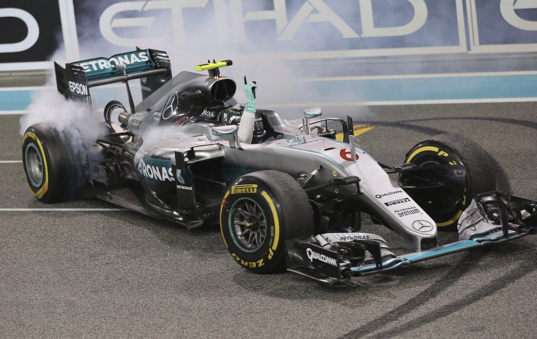 Oslavné smyky v cíli posledního závodu sezony v podání Nika Rosberga