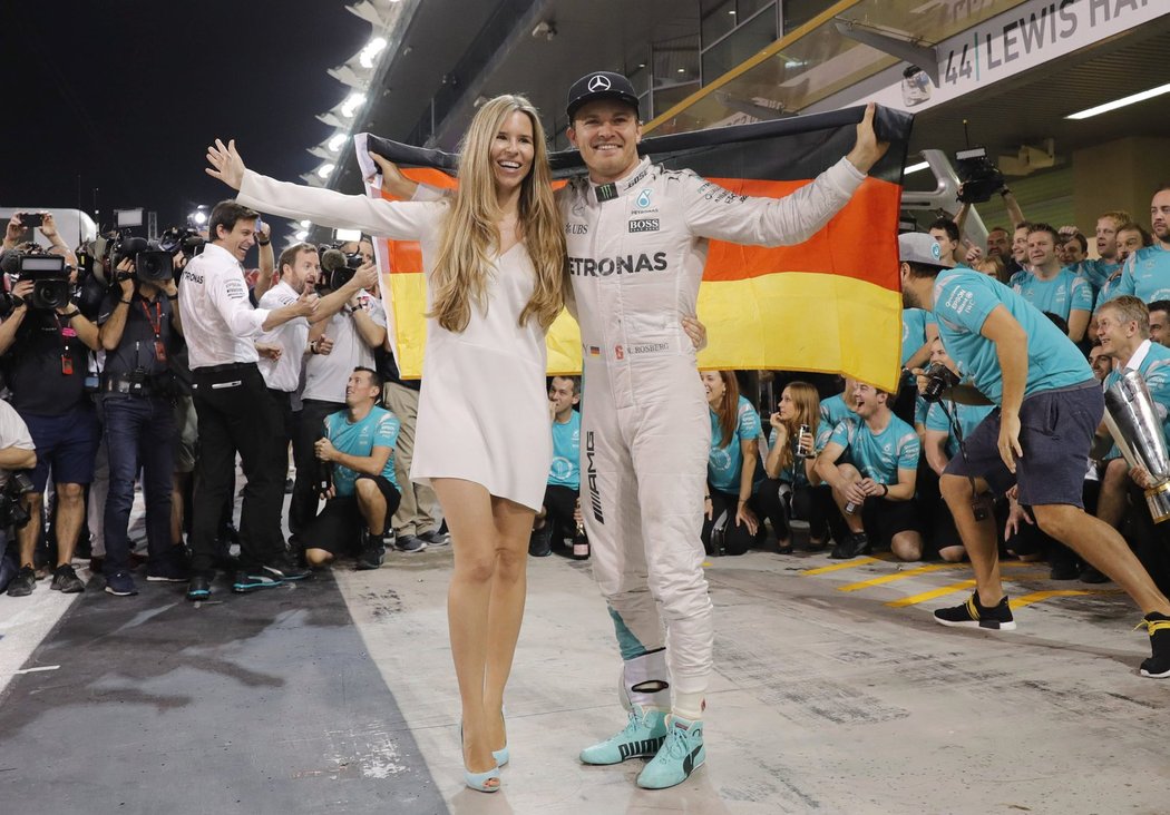 Nico Rosberg a jeho manželka se radují s německou vlajkou