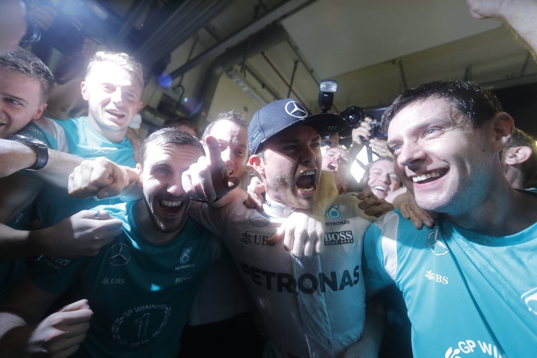 Nico Rosberg slaví ve stáji Mercedes svůj titul ve formuli 1