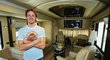 Jenson Button v luxusním karavanu, který je možný si pronajmout za osm tísíc liber na noc.