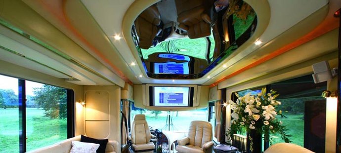 Kdo dá 265 tisíc korun za noc, užije si v autobusu maximálního luxusu.