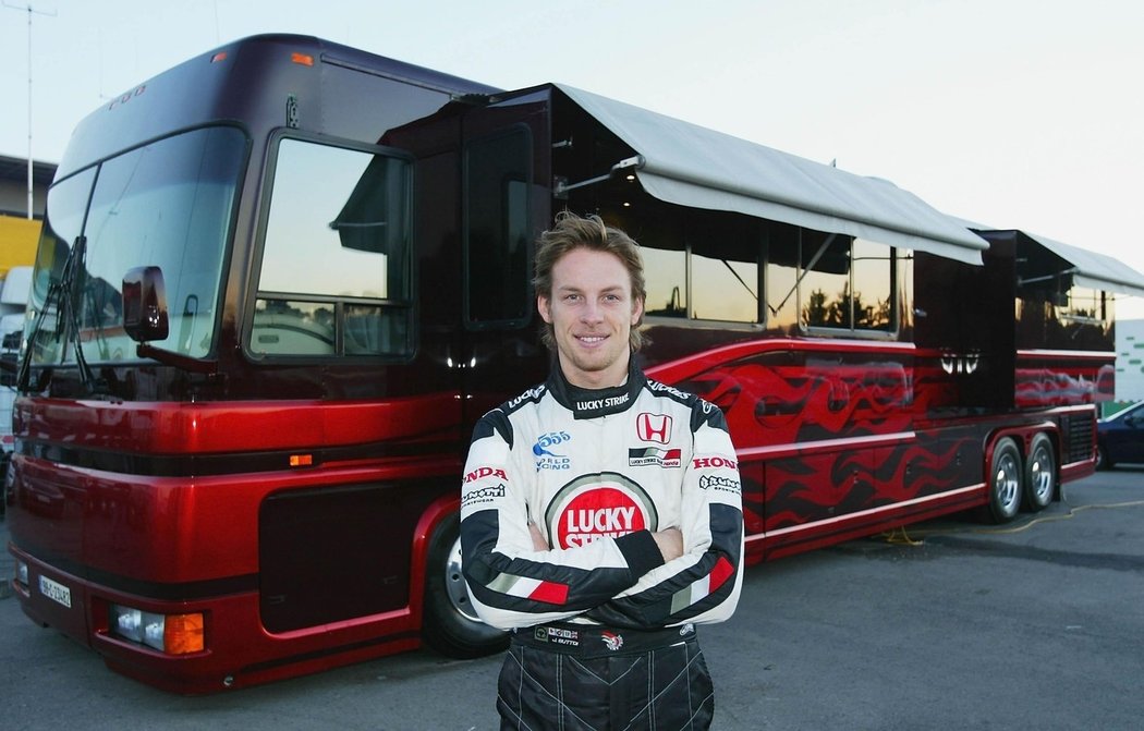 Pilot formule 1 Jenson Button projezdil ve svém luxusním autobusu celý svět