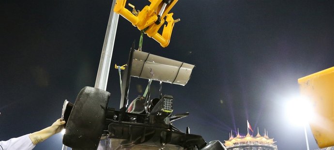 Formule Estebana Gutiérreze byla po nehodě v Bahrajnu na odpis