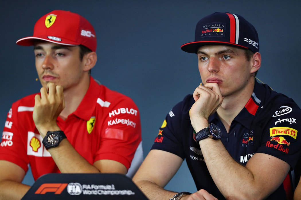 Největší dravci současné formule 1. Kdo se prosadí víc? Pilot Ferrari Charles Leclerc (vlevo), nebo Max Verstappen ze stáje Red Bull?