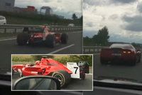 Formule 1 na dálnici D4 u Příbrami: Nelegální testovací jízda! Za ní profrčela corvetta