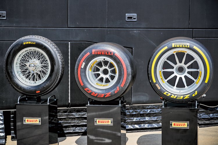 Zleva: Pneumatika F1 v roce 1950, současná 13palcová pneumatika, 18palcová pneumatika pro rok 2022