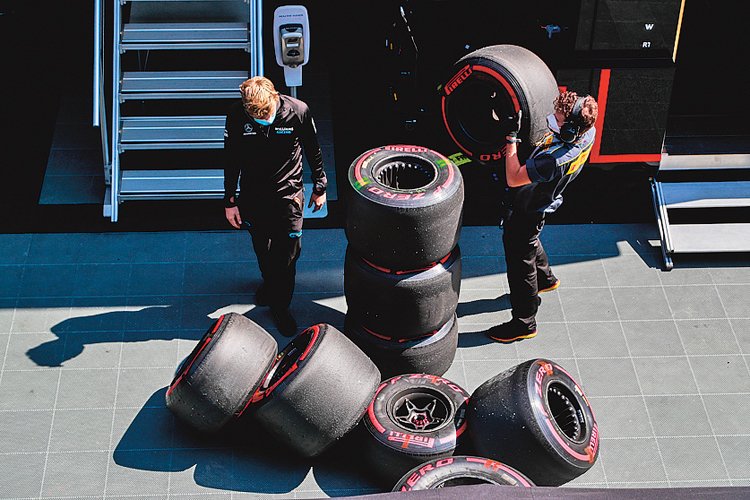 Příprava pneumatik pro vůz formule 1