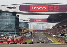 Velkou cenu Číny 2024 vyhrál Max Verstappen. Závod ovlivnily kolize a výjezdy safety caru 