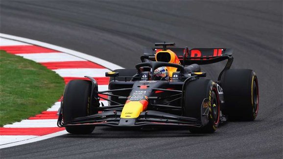 Kvalifikaci na GP Číny ovládl Max Verstappen. Za jezdci Red Bullu odstartuje Alonso