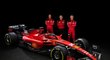 Tým Ferrari pro sezonu 2023:  Carlos Sainz, šéf týmu Frederic Vasseur a Charles Leclerc