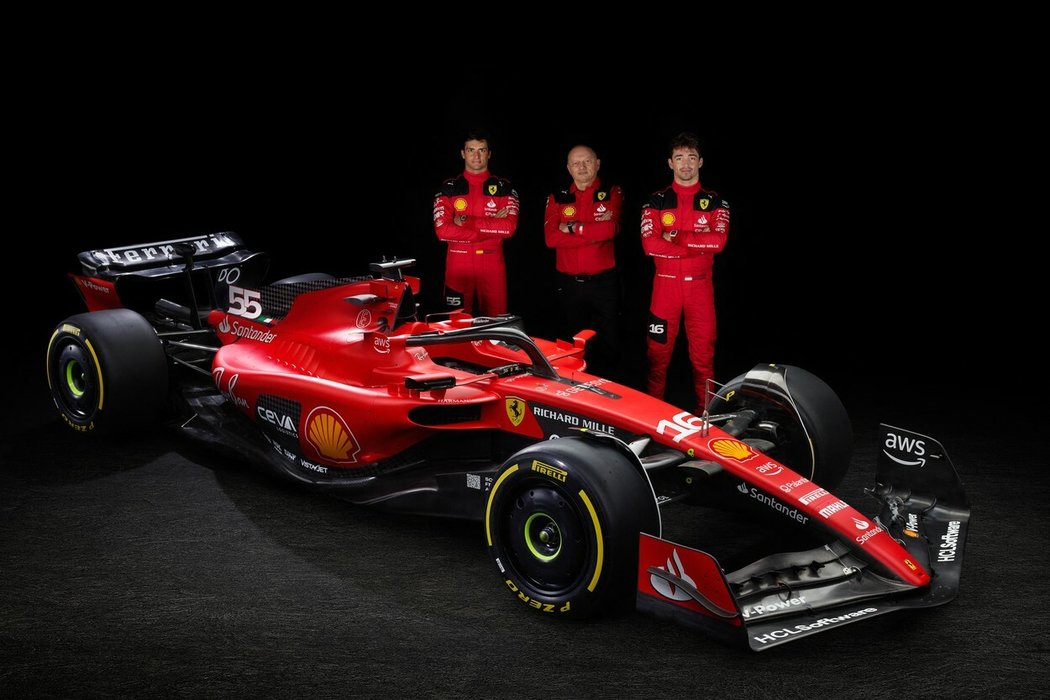 Tým Ferrari pro sezonu 2023:  Carlos Sainz, šéf týmu Frederic Vasseur a Charles Leclerc