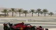 Carlos Sainz s vozem Ferrari v Bahrajnu
