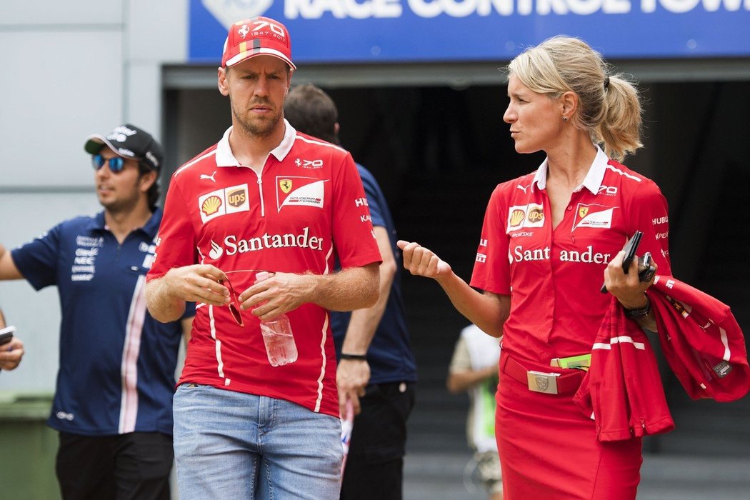 Sebastian Vettel s mluvčí stáje Ferrari Brittou Roeskeovou