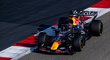 Red Bull letos oblékl tmavší a lesklejší barvy, s řízením nového vozu Verstappen ale zatím bojuje. Red Bull letos oblékl tmavší a lesklejší barvy, s řízením nového vozu Verstappen ale zatím bojuje.