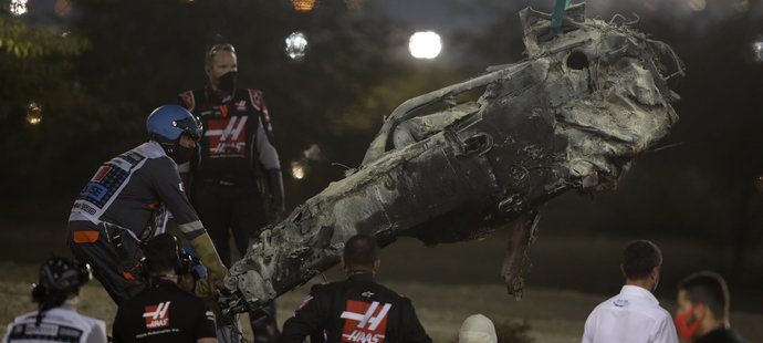 Z vozu francouzského pilota formule 1 Romaina Grosjeana zbyl jen ohořelý škvarek