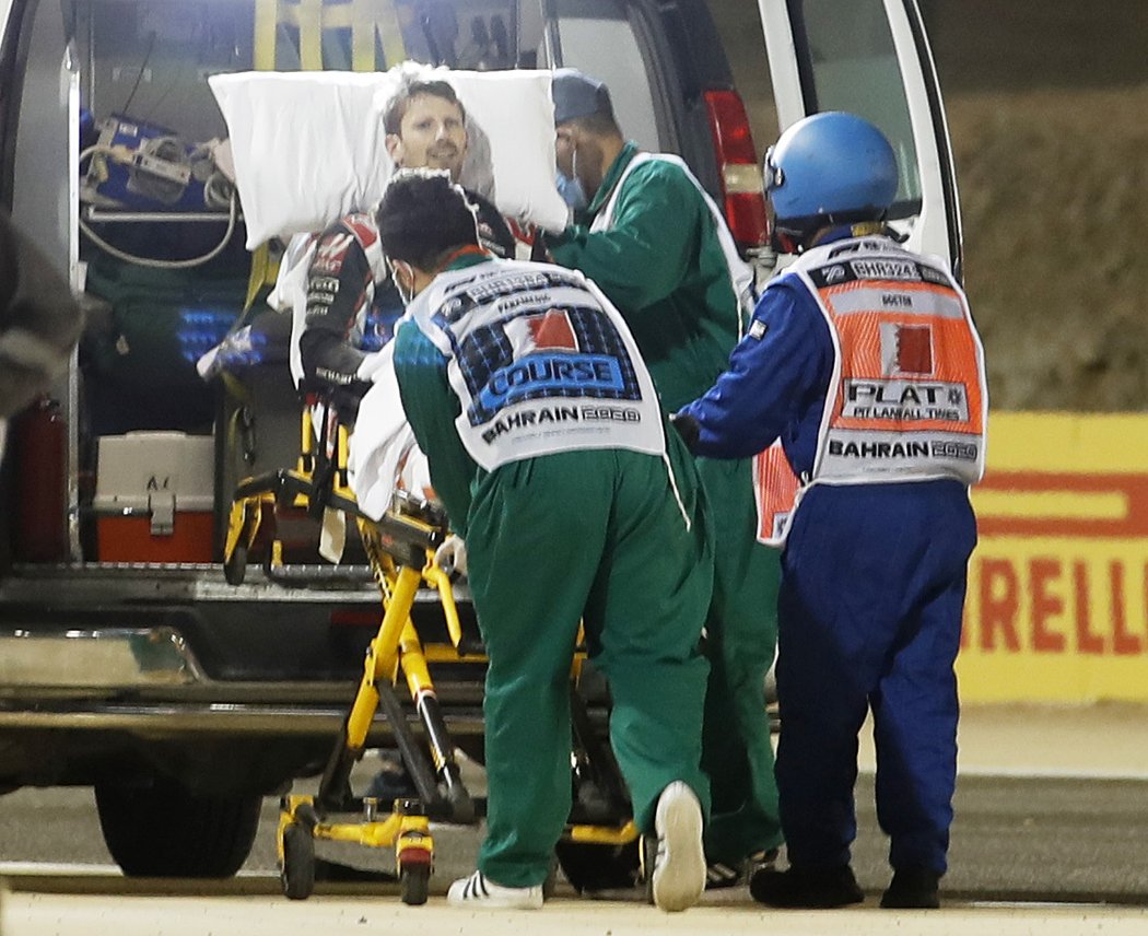 Romain Grosjean je po hrozivé nehodě transportovaný do nemocnice