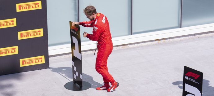 Reakce Sebastiana Vettela po Velké ceně Kanady: přemístil ceduli pro vítěze závodu od Hamiltonova vozu