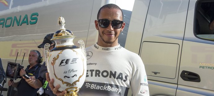 Lewis Hamilton s trofejí pro vítěze Velké ceny Maďarska
