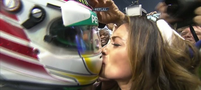 Nicole Scherzingerová políbila přítele Lewise Hamiltona rovnou přes helmu