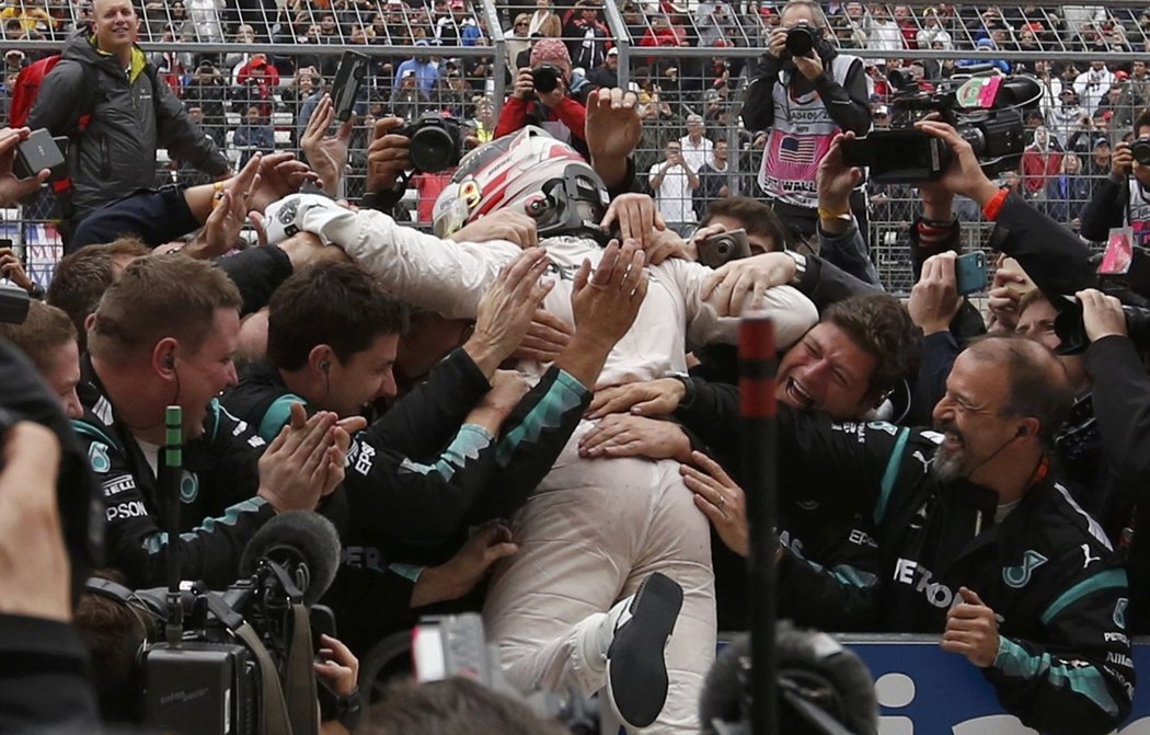 Lewis Hamilton slaví úspěšnou obhajobu titulu ve formuli 1