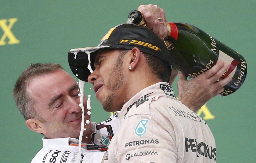 Lewis Hamilton v euforii. V předstihu obhájil titul ve formuli 1.