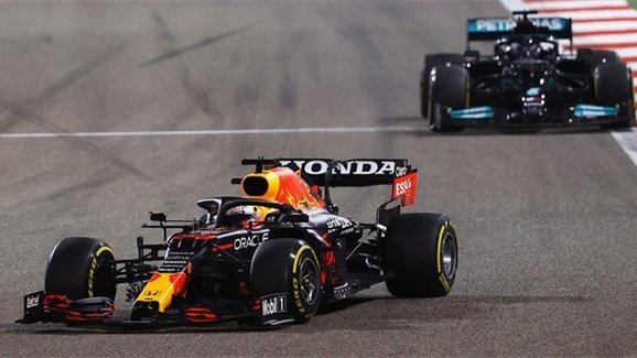 Verstappen pustil Hamiltona na první místo. Úřadující šampion vyhrál Grand Prix Bahrajnu