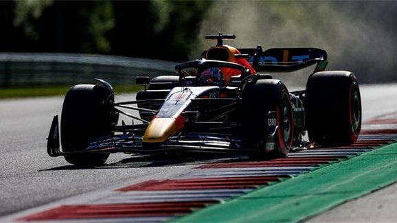 Leclerc třikrát předjel Verstappena a vyhrál GP Rakouska. Sainzovi hořelo auto