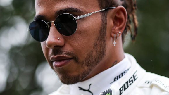 Lewis Hamilton chystá pěveckou kariéru. Trénovat ho bude Justin Bieber