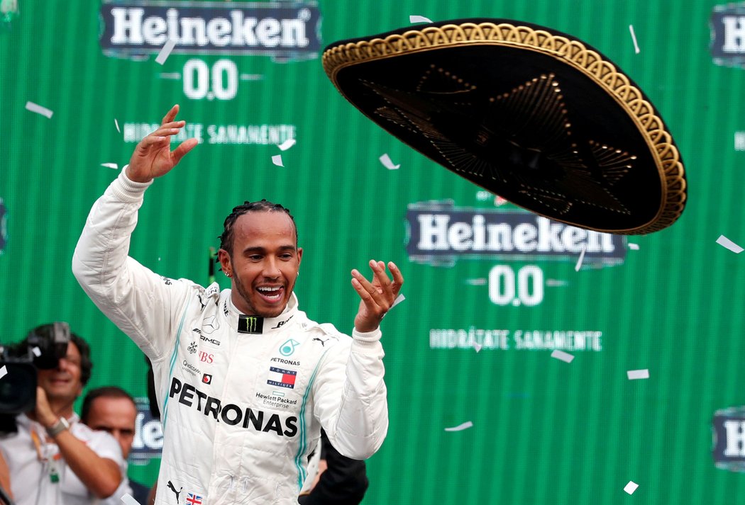 Lewis Hamilton slaví prvenství ve Velké ceně Mexika