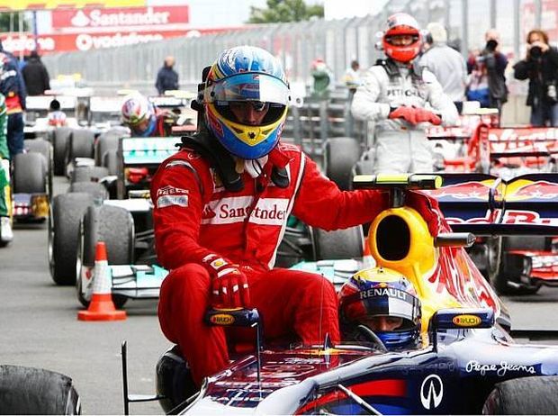 Po závodě v roce 2011 Webber posloužil Alonsovi jako taxikář Po závodě v roce 2011 Webber posloužil Alonsovi jako taxikář