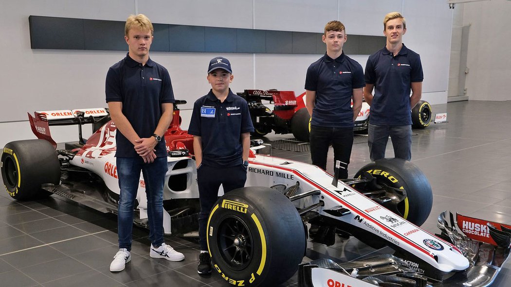 Sedmnáctiletý formulový jezdec Petr Ptáček (zcela vlevo) se stal součástí juniorské akademie Sauberu. Bude i nadále startovat v seriálu Renault Eurocup, bude ale mít k dispozici zázemí týmu formule 1 Alfa Romeo Racing.