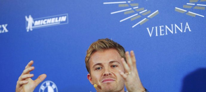 Nico Rosberg právě oznamuje konec svojí kariéry na tiskové konferenci ve Vídni