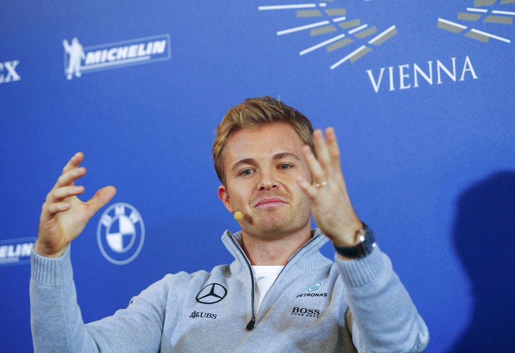 Nico Rosberg právě oznamuje konec svojí kariéry na tiskové konferenci ve Vídni