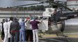 Záchranáři odnášejí zraněného Carlose Sainze do vrtulníku
