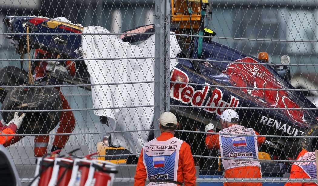 Záchranáři vyprošťují Carlose Sainze z vozu po vážné nehodě při kvalifikaci závodu v Soči