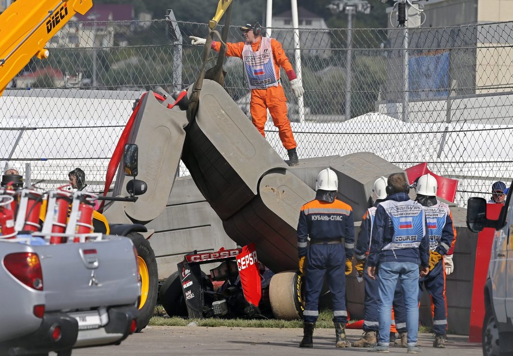Nevypadalo to vůbec hezky... Sainzův vůz čelně naboural do bariéry u trati.