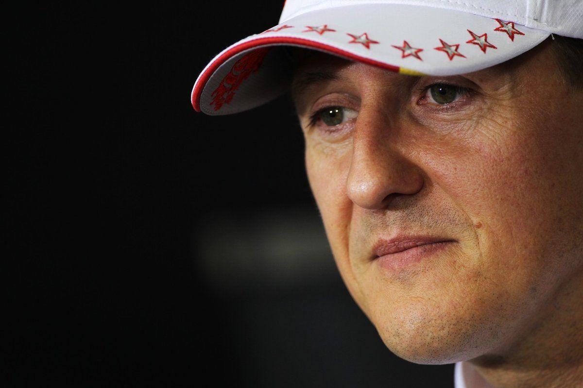 Michael Schumacher po pádu na lyžích dál bojuje o život.