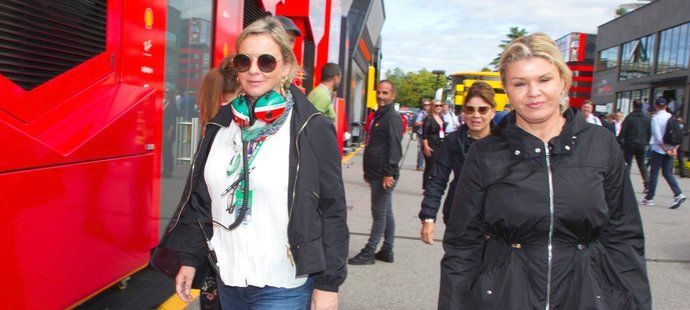 Manažerka Sabine Kehmová a manželka Michaela Schumachera Corinna na závodech formule 1 v Monze
