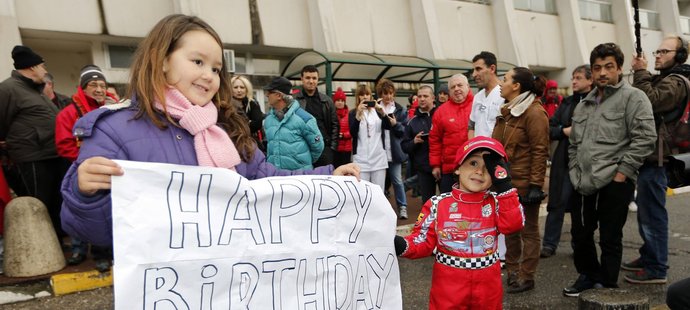 Fanoušci přišli k nemocnici, kde Michael Schumacher bojuje o život, v den jeho 45. narozenin