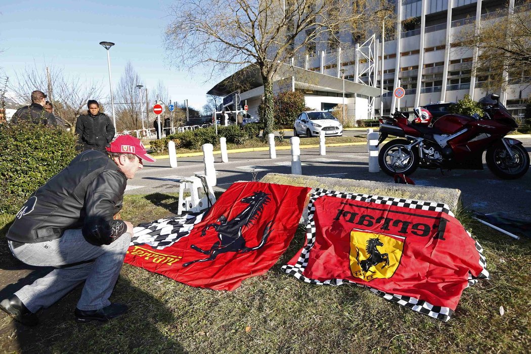 Fanoušci před nemocnicí v Grenoblu podpořili Michaela Schumachera v jeho bitvě o život