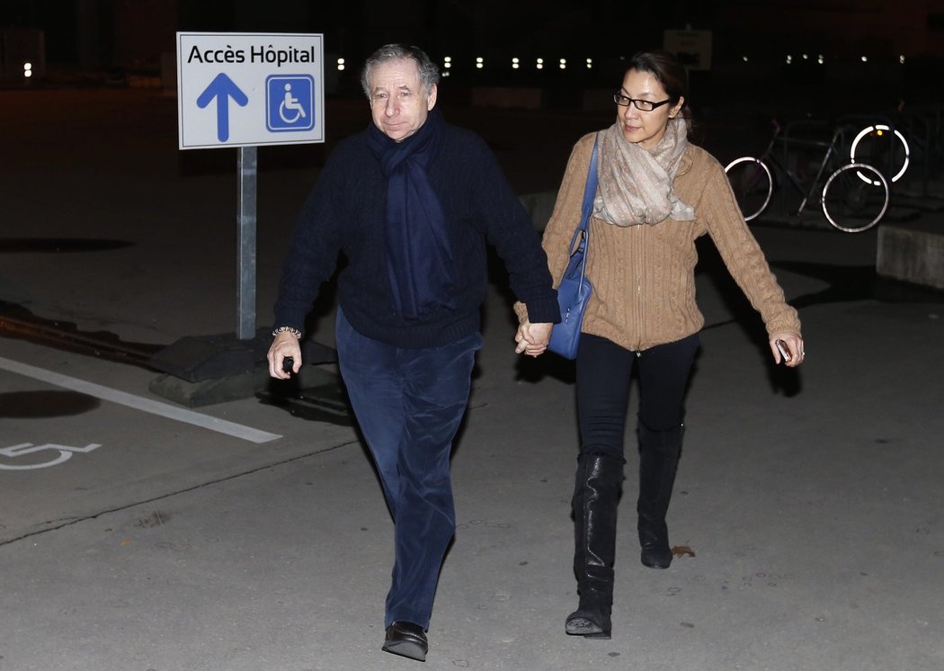 Do nemocnice v Grenoblu přijel navštívit Michaela Schumachera bývalý šéf stáje Ferrari Jean Todt s manželkou Michelle Yeohovou
