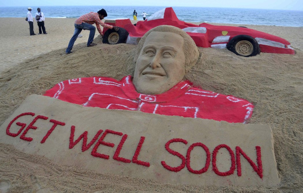 Brzké uzdravení přejí Michaelu Schumacherovi prostřednictvím sochy z písku fanoušci v Indii