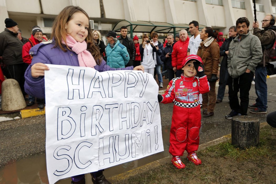 Fanoušci přišli k nemocnici, kde Michael Schumacher bojuje o život, v den jeho 45. narozenin