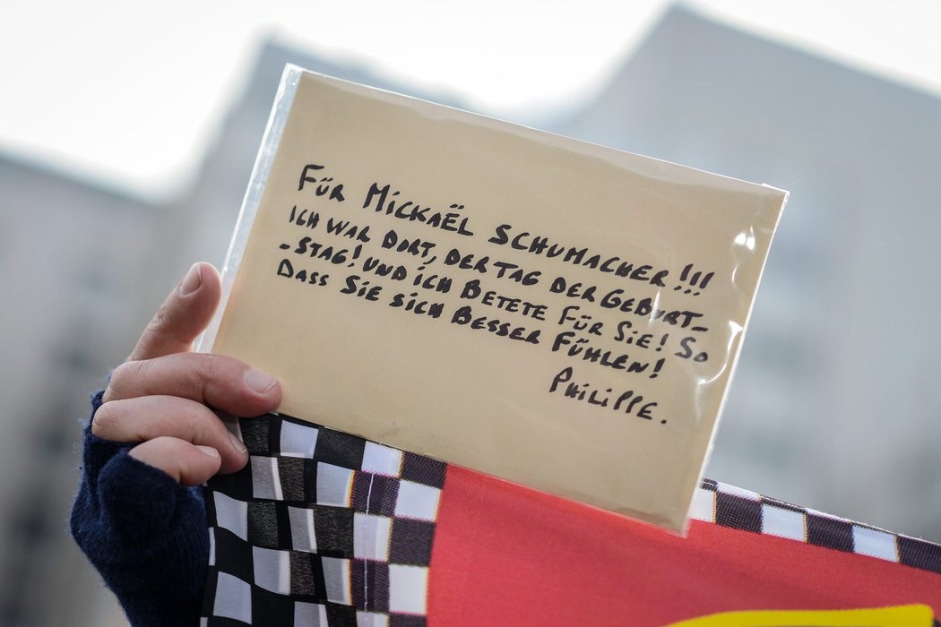 Fanoušek Philippe se podle vzkazu na kartičce modlí za Schumacherovo zdraví